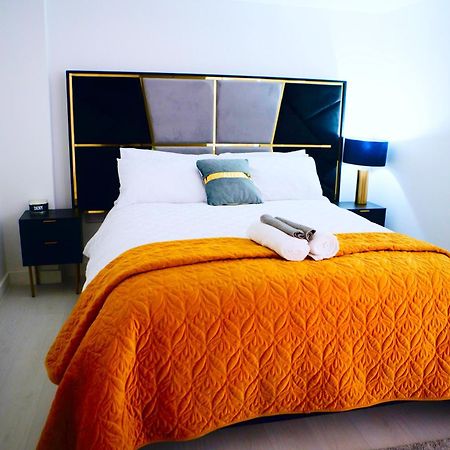 Perfect 1 Bed Apartment Sleeps 5 1 Kingsize Bed 1 Double Sofabed One Single Mattress Free Parking Wifi Good Transport Network Shopping Holiday Makers Families Contractors In North London Enfield Eksteriør bilde