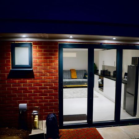Perfect 1 Bed Apartment Sleeps 5 1 Kingsize Bed 1 Double Sofabed One Single Mattress Free Parking Wifi Good Transport Network Shopping Holiday Makers Families Contractors In North London Enfield Eksteriør bilde