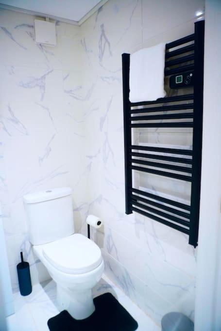 Perfect 1 Bed Apartment Sleeps 5 1 Kingsize Bed 1 Double Sofabed One Single Mattress Free Parking Wifi Good Transport Network Shopping Holiday Makers Families Contractors In North London Enfield Eksteriør bilde