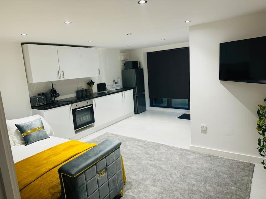 Perfect 1 Bed Apartment Sleeps 5 1 Kingsize Bed 1 Double Sofabed One Single Mattress Free Parking Wifi Good Transport Network Shopping Holiday Makers Families Contractors In North London Enfield Eksteriør bilde