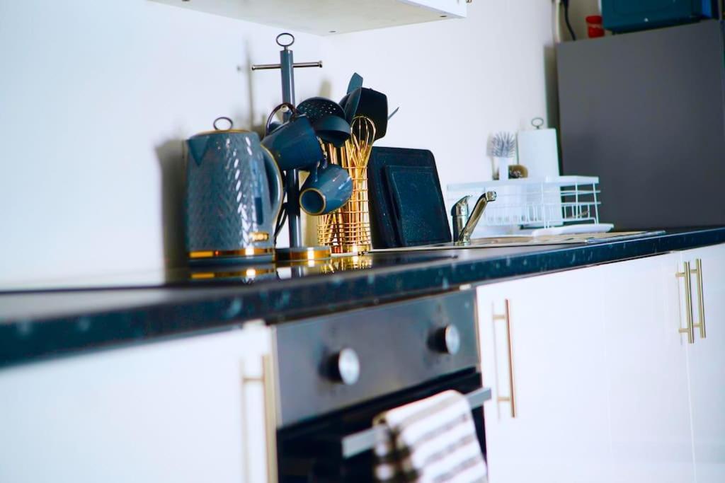 Perfect 1 Bed Apartment Sleeps 5 1 Kingsize Bed 1 Double Sofabed One Single Mattress Free Parking Wifi Good Transport Network Shopping Holiday Makers Families Contractors In North London Enfield Eksteriør bilde