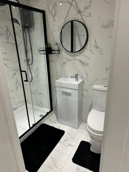 Perfect 1 Bed Apartment Sleeps 5 1 Kingsize Bed 1 Double Sofabed One Single Mattress Free Parking Wifi Good Transport Network Shopping Holiday Makers Families Contractors In North London Enfield Eksteriør bilde