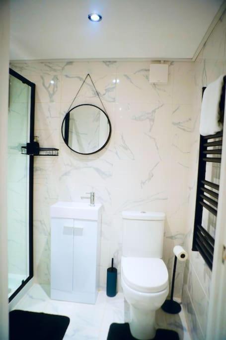 Perfect 1 Bed Apartment Sleeps 5 1 Kingsize Bed 1 Double Sofabed One Single Mattress Free Parking Wifi Good Transport Network Shopping Holiday Makers Families Contractors In North London Enfield Eksteriør bilde