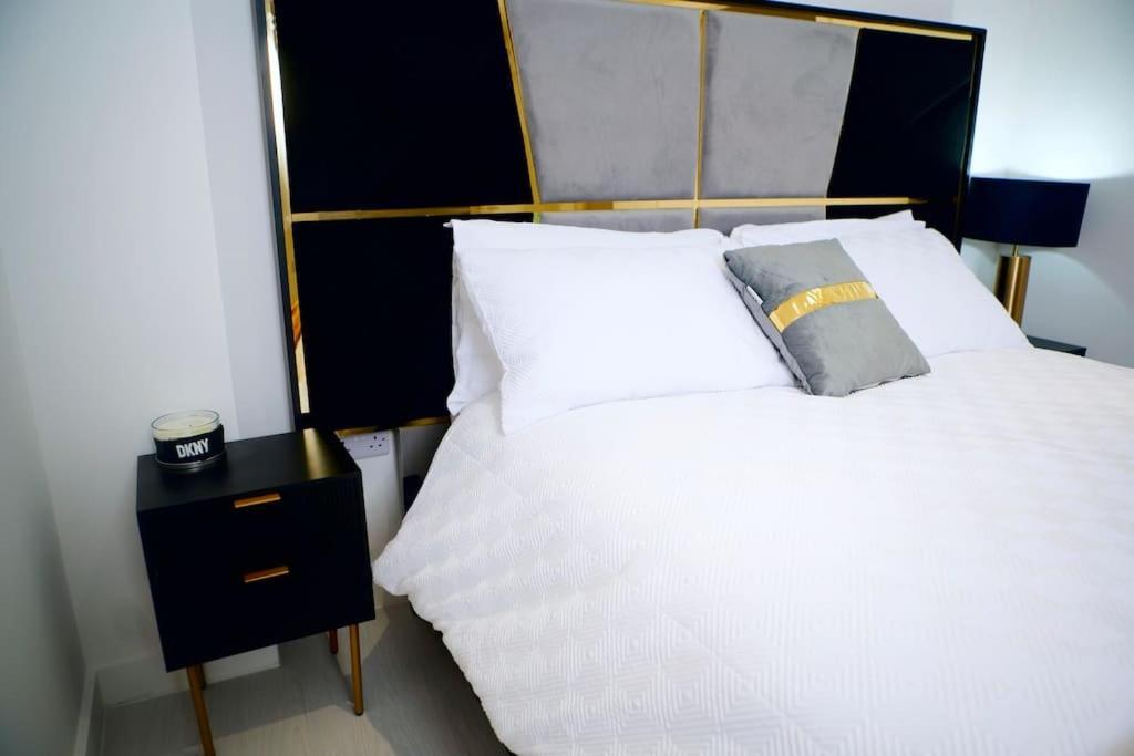 Perfect 1 Bed Apartment Sleeps 5 1 Kingsize Bed 1 Double Sofabed One Single Mattress Free Parking Wifi Good Transport Network Shopping Holiday Makers Families Contractors In North London Enfield Eksteriør bilde