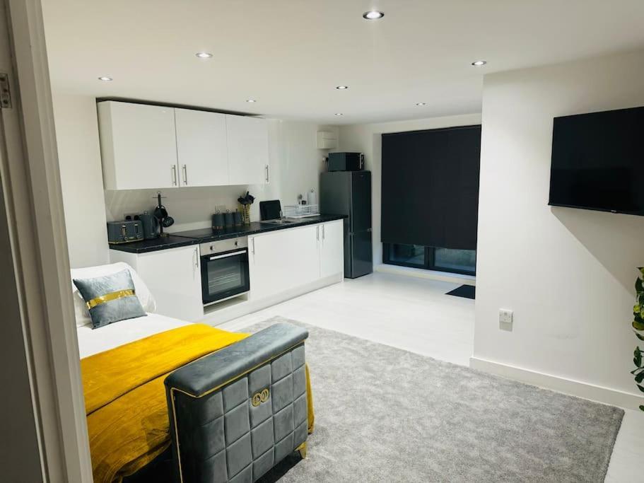 Perfect 1 Bed Apartment Sleeps 5 1 Kingsize Bed 1 Double Sofabed One Single Mattress Free Parking Wifi Good Transport Network Shopping Holiday Makers Families Contractors In North London Enfield Eksteriør bilde