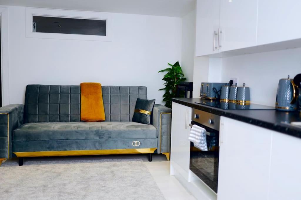 Perfect 1 Bed Apartment Sleeps 5 1 Kingsize Bed 1 Double Sofabed One Single Mattress Free Parking Wifi Good Transport Network Shopping Holiday Makers Families Contractors In North London Enfield Eksteriør bilde