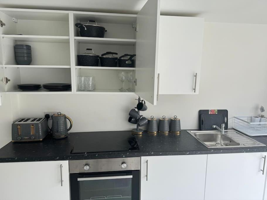 Perfect 1 Bed Apartment Sleeps 5 1 Kingsize Bed 1 Double Sofabed One Single Mattress Free Parking Wifi Good Transport Network Shopping Holiday Makers Families Contractors In North London Enfield Eksteriør bilde