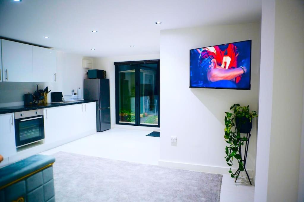Perfect 1 Bed Apartment Sleeps 5 1 Kingsize Bed 1 Double Sofabed One Single Mattress Free Parking Wifi Good Transport Network Shopping Holiday Makers Families Contractors In North London Enfield Eksteriør bilde