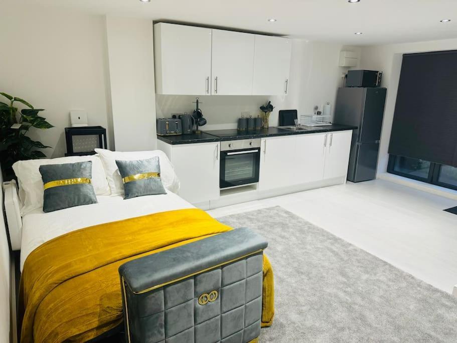 Perfect 1 Bed Apartment Sleeps 5 1 Kingsize Bed 1 Double Sofabed One Single Mattress Free Parking Wifi Good Transport Network Shopping Holiday Makers Families Contractors In North London Enfield Eksteriør bilde