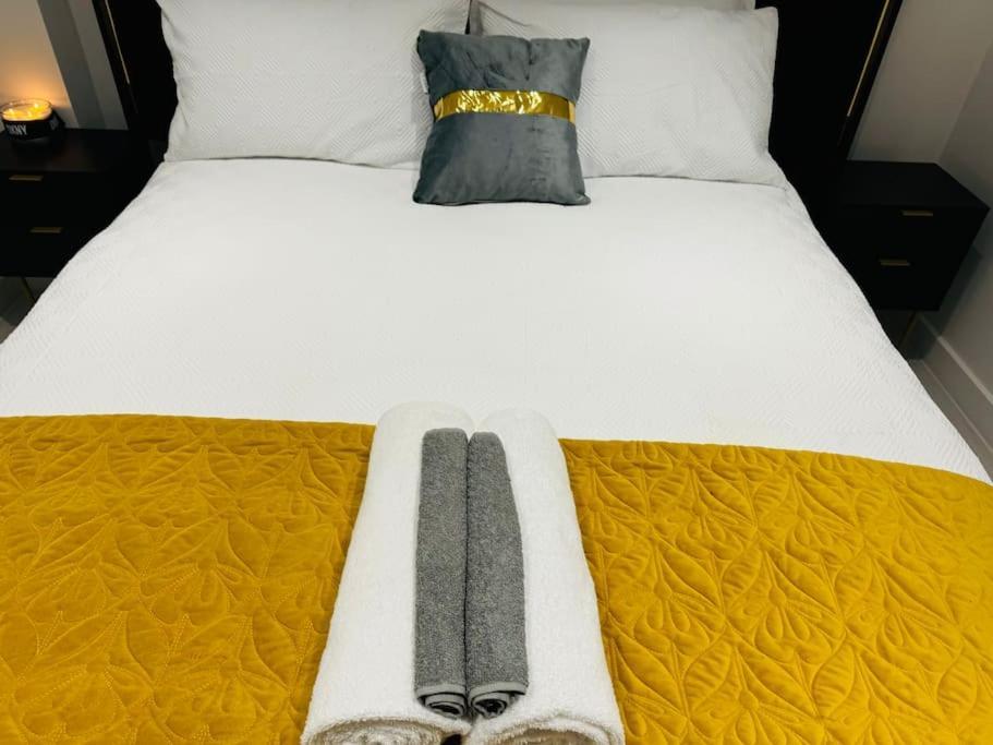 Perfect 1 Bed Apartment Sleeps 5 1 Kingsize Bed 1 Double Sofabed One Single Mattress Free Parking Wifi Good Transport Network Shopping Holiday Makers Families Contractors In North London Enfield Eksteriør bilde