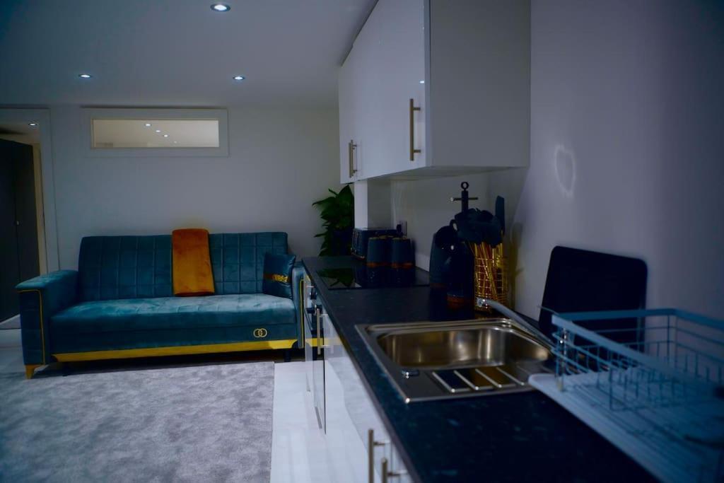 Perfect 1 Bed Apartment Sleeps 5 1 Kingsize Bed 1 Double Sofabed One Single Mattress Free Parking Wifi Good Transport Network Shopping Holiday Makers Families Contractors In North London Enfield Eksteriør bilde