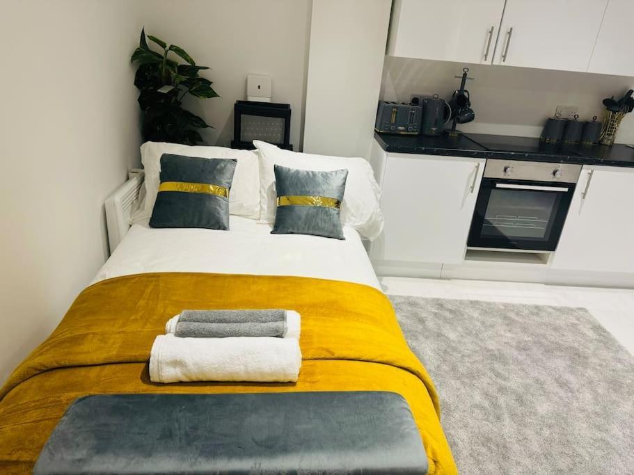 Perfect 1 Bed Apartment Sleeps 5 1 Kingsize Bed 1 Double Sofabed One Single Mattress Free Parking Wifi Good Transport Network Shopping Holiday Makers Families Contractors In North London Enfield Eksteriør bilde