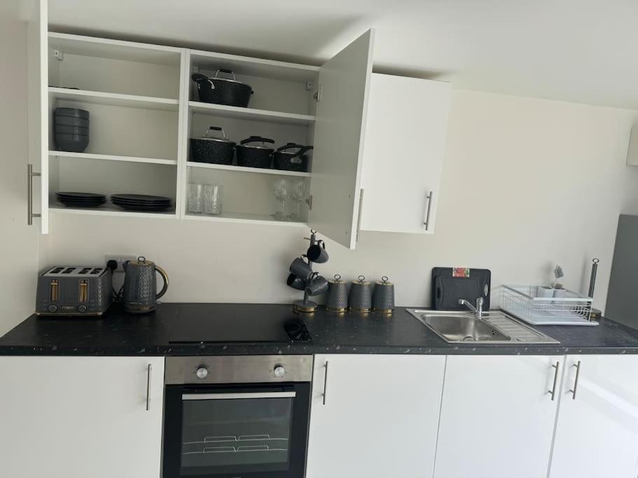 Perfect 1 Bed Apartment Sleeps 5 1 Kingsize Bed 1 Double Sofabed One Single Mattress Free Parking Wifi Good Transport Network Shopping Holiday Makers Families Contractors In North London Enfield Eksteriør bilde