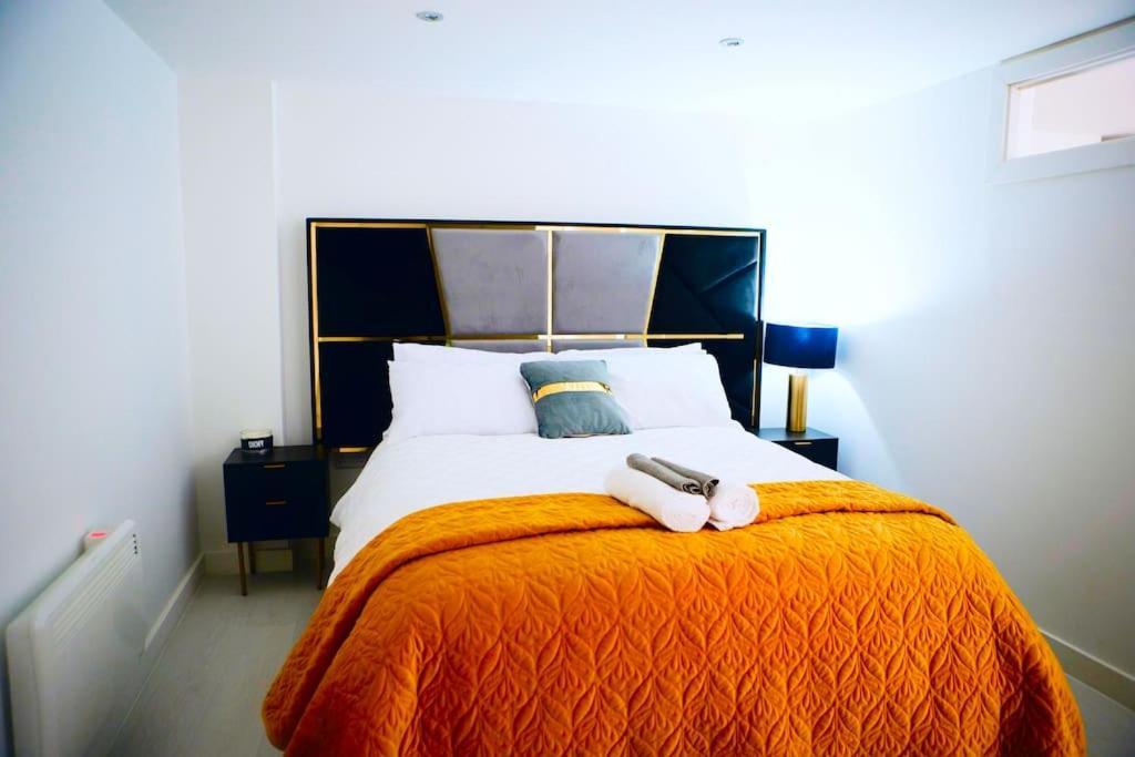 Perfect 1 Bed Apartment Sleeps 5 1 Kingsize Bed 1 Double Sofabed One Single Mattress Free Parking Wifi Good Transport Network Shopping Holiday Makers Families Contractors In North London Enfield Eksteriør bilde