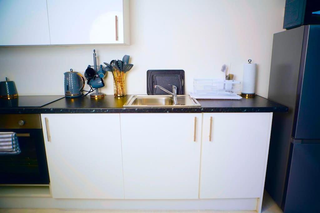 Perfect 1 Bed Apartment Sleeps 5 1 Kingsize Bed 1 Double Sofabed One Single Mattress Free Parking Wifi Good Transport Network Shopping Holiday Makers Families Contractors In North London Enfield Eksteriør bilde