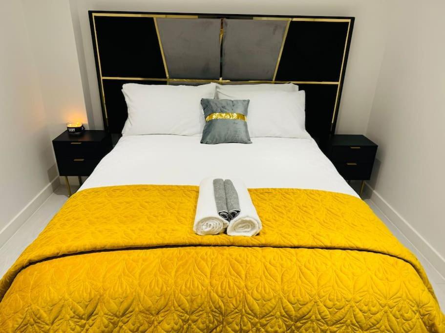 Perfect 1 Bed Apartment Sleeps 5 1 Kingsize Bed 1 Double Sofabed One Single Mattress Free Parking Wifi Good Transport Network Shopping Holiday Makers Families Contractors In North London Enfield Eksteriør bilde