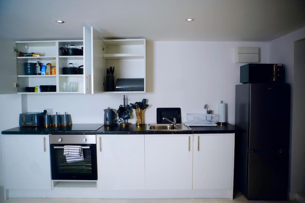 Perfect 1 Bed Apartment Sleeps 5 1 Kingsize Bed 1 Double Sofabed One Single Mattress Free Parking Wifi Good Transport Network Shopping Holiday Makers Families Contractors In North London Enfield Eksteriør bilde