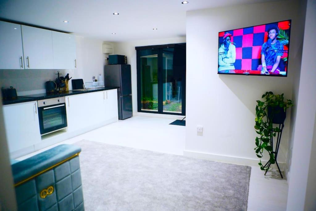 Perfect 1 Bed Apartment Sleeps 5 1 Kingsize Bed 1 Double Sofabed One Single Mattress Free Parking Wifi Good Transport Network Shopping Holiday Makers Families Contractors In North London Enfield Eksteriør bilde