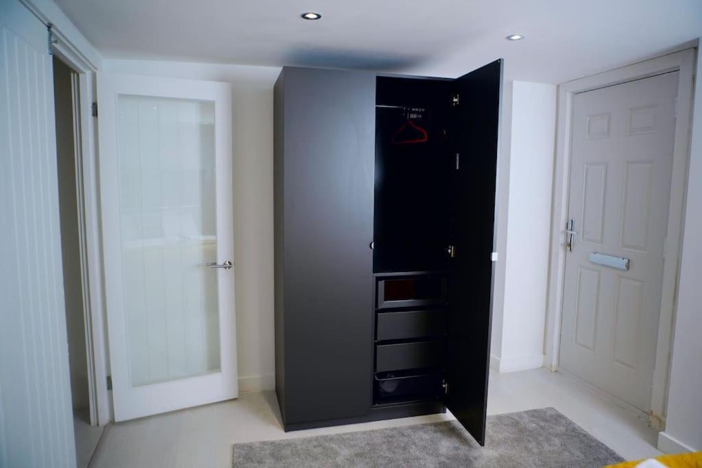Perfect 1 Bed Apartment Sleeps 5 1 Kingsize Bed 1 Double Sofabed One Single Mattress Free Parking Wifi Good Transport Network Shopping Holiday Makers Families Contractors In North London Enfield Eksteriør bilde