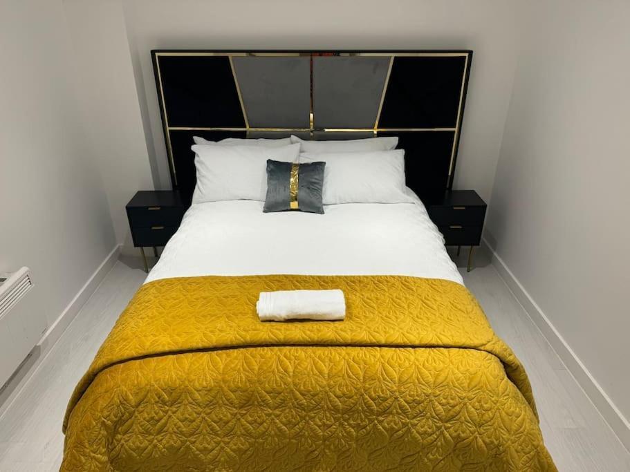Perfect 1 Bed Apartment Sleeps 5 1 Kingsize Bed 1 Double Sofabed One Single Mattress Free Parking Wifi Good Transport Network Shopping Holiday Makers Families Contractors In North London Enfield Eksteriør bilde