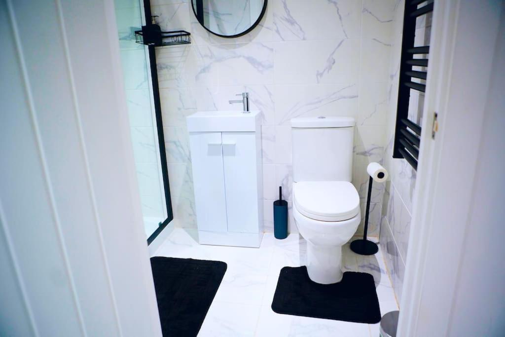 Perfect 1 Bed Apartment Sleeps 5 1 Kingsize Bed 1 Double Sofabed One Single Mattress Free Parking Wifi Good Transport Network Shopping Holiday Makers Families Contractors In North London Enfield Eksteriør bilde