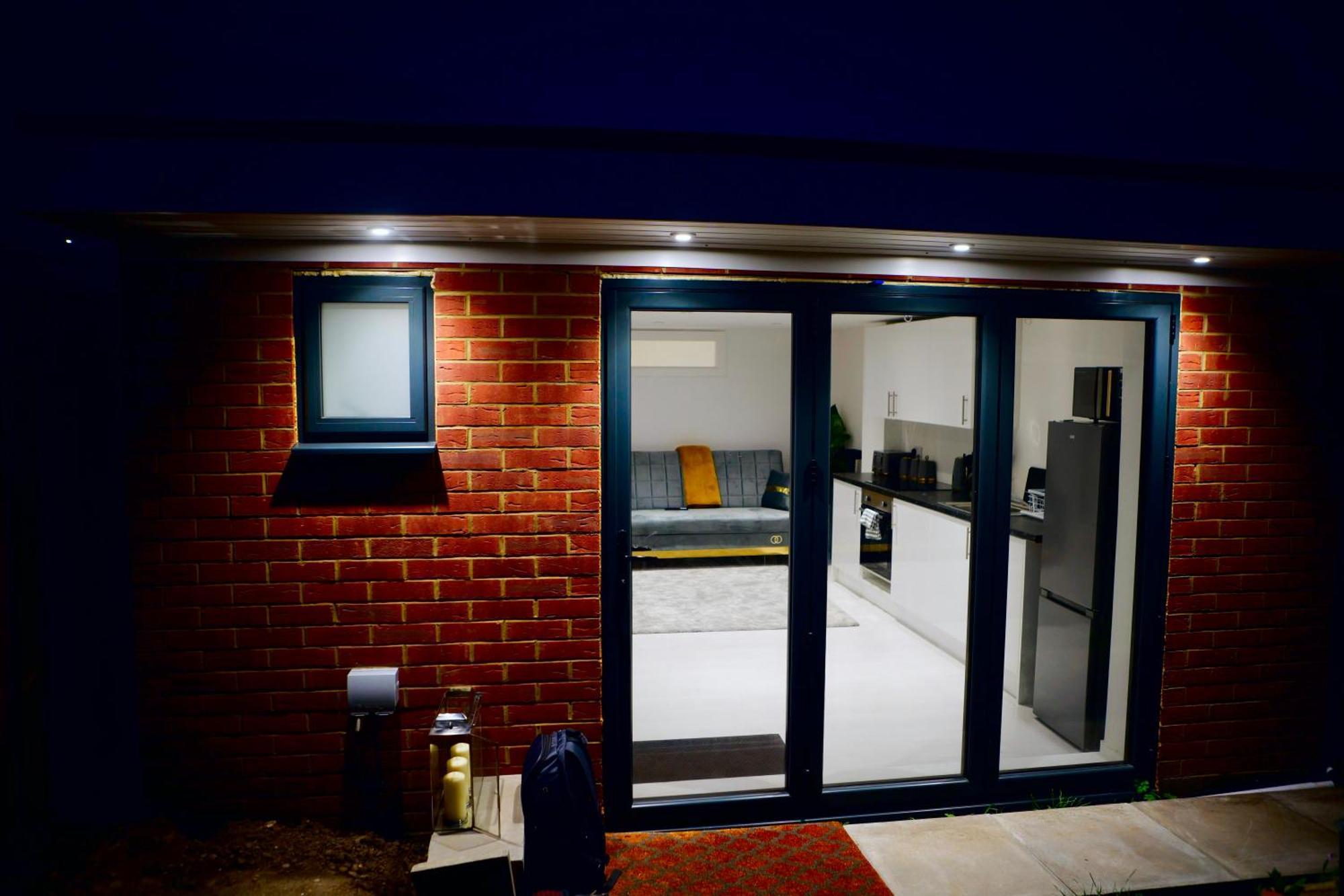 Perfect 1 Bed Apartment Sleeps 5 1 Kingsize Bed 1 Double Sofabed One Single Mattress Free Parking Wifi Good Transport Network Shopping Holiday Makers Families Contractors In North London Enfield Eksteriør bilde